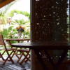 Interno con tavolo e sedie, vista su giardino.