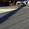 Terrazza in legno con sdraio e sedie.