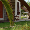 Veranda con mobili da giardino e piante.