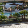 Vista di una piscina con sedie a sdraio.