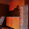 Cucina moderna con tavolo e sedie in legno.