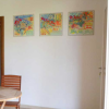 Sala con tavolo e sedie, porta verso il bagno.