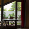 Salotto con vista su patio e giardino.
