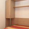 Camera da letto con finestra aperta.