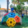 Bambini su una struttura da arrampicata colorata.
