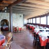 Sala da pranzo con tavoli apparecchiati e arredamento in legno.