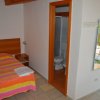 Camera con letto colorato e bagno adiacente.
