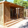 Bungalow in legno con terrazza e sedie.