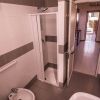 Un bagno moderno con doccia, lavandino e bidet.