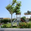 Parco giochi con scivolo e panchine.
