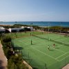 Campi da tennis vicino al mare con persone che giocano.