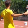 Giocatore di tennis con racchetta in mano.