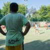 Campo da gioco con giovane arbitro di spalle.