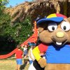 Mascotte in costume con cappello colorato.