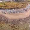 Spiaggia con ombrelloni e sdraio dall'alto.