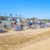 Spiaggia con ombrelloni blu e gialli.